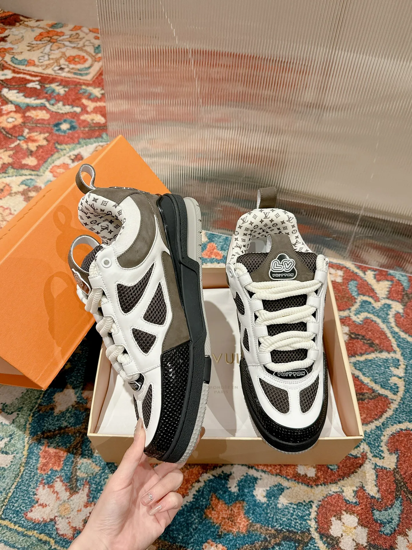 👟👟Ex-factory price 800👟👟 Louis Vuiton·Louis Vuitton🍀 🍀 LV Skate series bread shoes-skateboard shoes-basketball shoes-casual sports shoes top version🔝original purchase, development and production👍🏻[Fireworks] LV Skate has continued The View professional skateboard shoes since 2020. This style continues the fat version of the 90s. Designers added playful touches such as an open mesh tongue and exaggerated laces that pay homage to Axion, es and DC. Unlike your typical skate shoe, this LVSK8 sneaker is made from nubuck leather with TPU trim and Monogram texture. Finally, there are the logos on the heel and tongue as well as the floral pattern on the side. ☑️ Fabric: Original customized first-layer cowhide + breathable mesh ☑️ Lining: Original imported breathable mesh ☑️ Size: Female 35-40 Male 39-44 (Female 40, Male 45.46 customized, non-refundable)